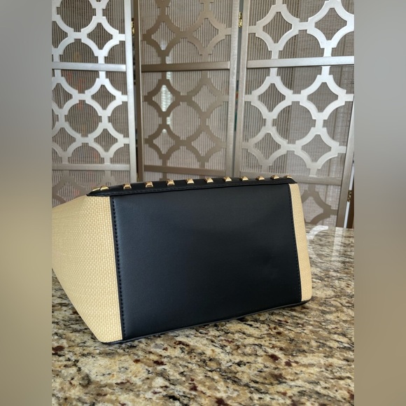 NEW | Michael Kors Large Drawstring Bag Phoebe |
Two-tone - Picture 2 of 9